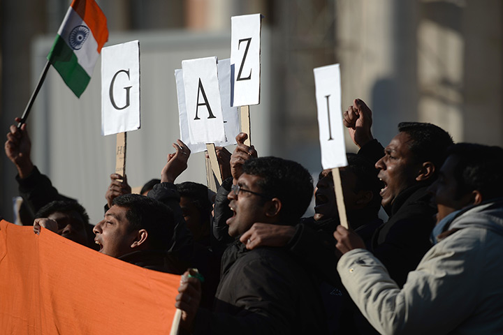 Pope Benedict XVI speech: Faithful wave flags saying thank you 