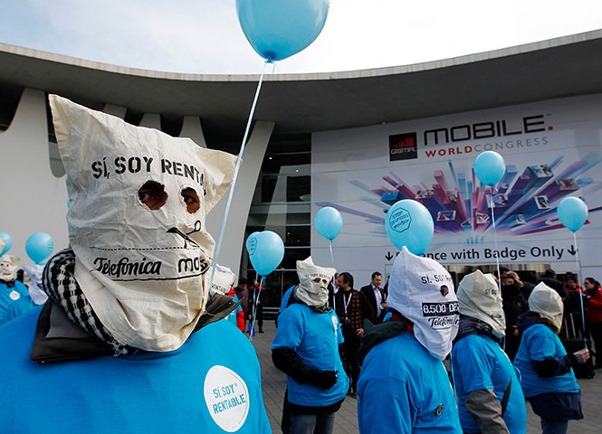 Mobile World Congress: Telefónica staff protest against job cuts at the entrance to the congress