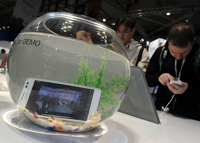 Mobile World Congress: Huawei's Ascend D2 smartphone in a fishbowl