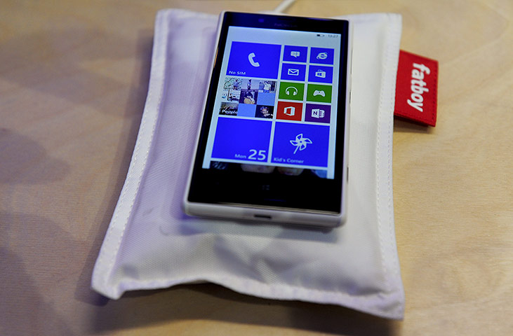 Mobile World Congress: A smartphone on a Nokia wireless charging pillow