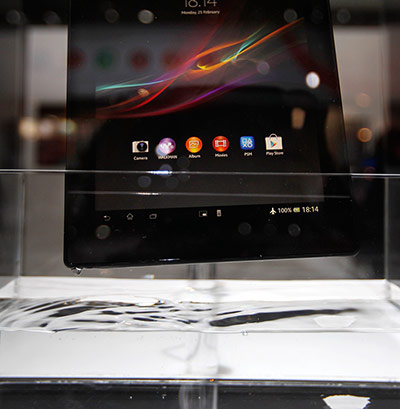 Mobile World Congress: The Sony Xperia Z tablet is immersed in water