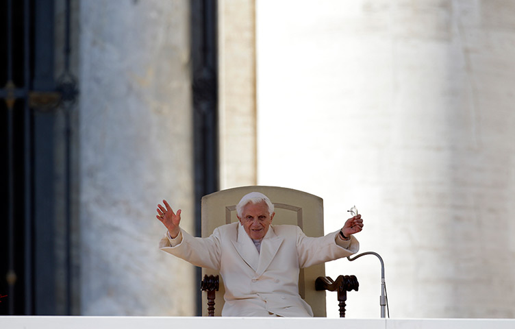 Pope Benedict XVI update: Pope Benedict XVI waves to faithful 