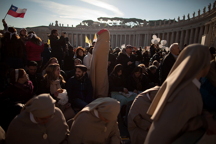 Pope Benedict XVI update: Faithful keep themselves warm 