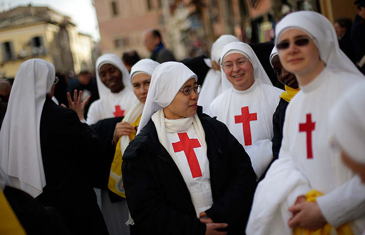 The Pope's last day: Nuns stand in front of the summer residence 