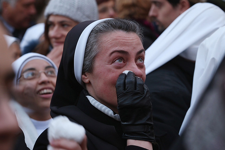 The Pope's last day: A nun becomes emotional 