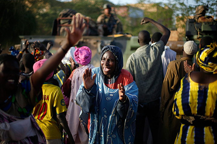 24 hours: Timbuktu, Mali: Women cheer on Malian soldiers