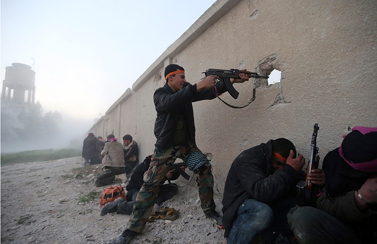 forces rebelles A-fighter-fires-a-rifle-a-024