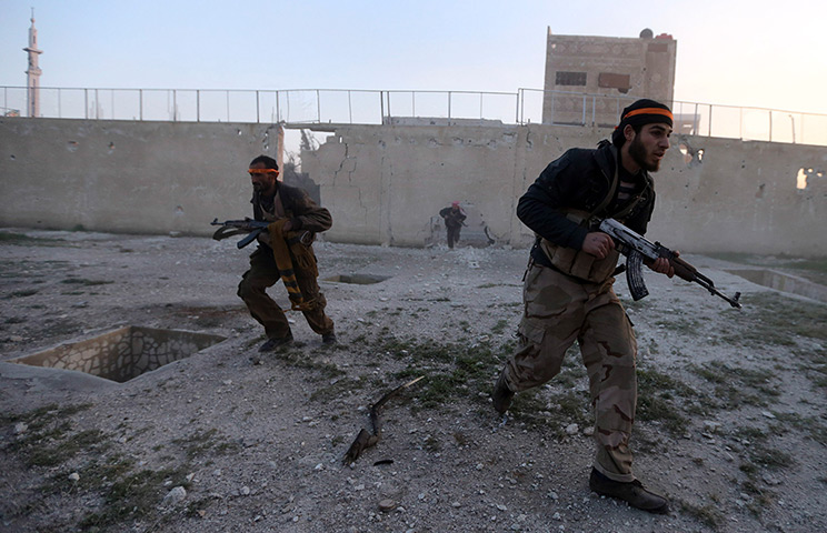 forces rebelles Fighters-run-inside-a-Syr-027
