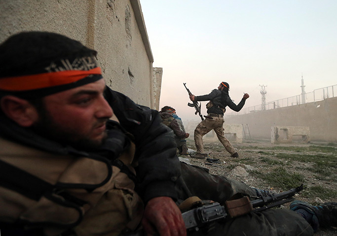 forces rebelles A-fighter-throws-a-hand-g-028