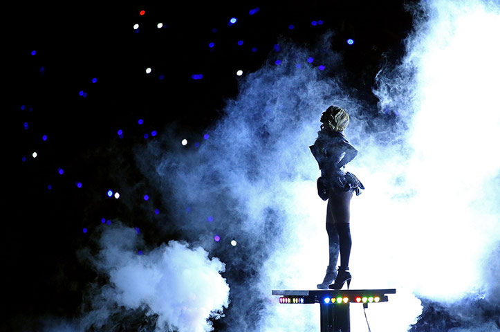 Beyonce: Beyonce in cloud of dry ice