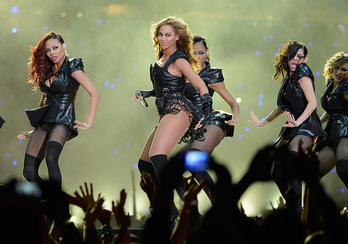 Beyonce: Beyonce on stage with her dancers