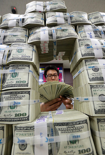24 hours in pictures:  clerk at the Korea Exchange Bank counts U.S. dollar notes