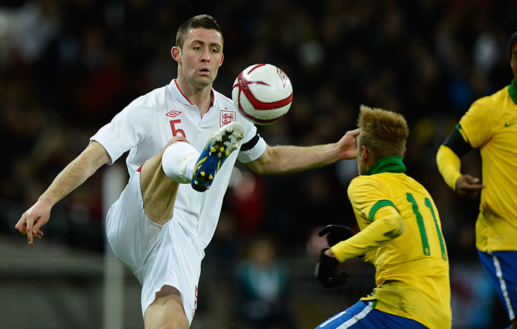 TJ4: Gary Cahill controls the ball in front of Neymar