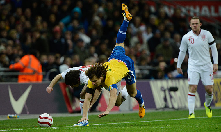 TJ4: David Luiz tussles with Leighton Baines 