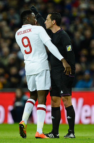 TJ4: referee Pedro Proenca gets into the face of Danny Welbeck