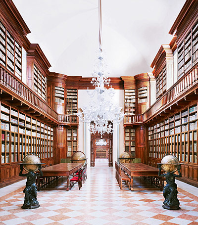 Candida Hofer: Biblioteca Teresiana Mantova, 2010