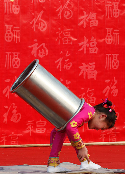 Lunar New Year: A girl performs an acrobatic show during the temple fair in Beijing