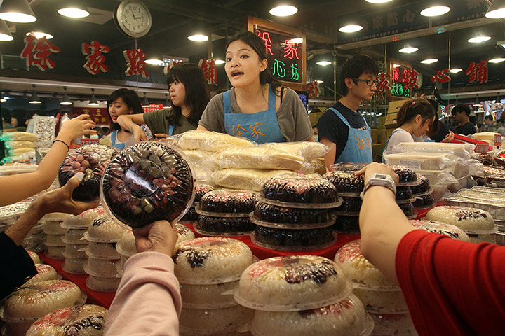 Lunar New Year: Taiwanese shoppers at a traditional market in Taipei