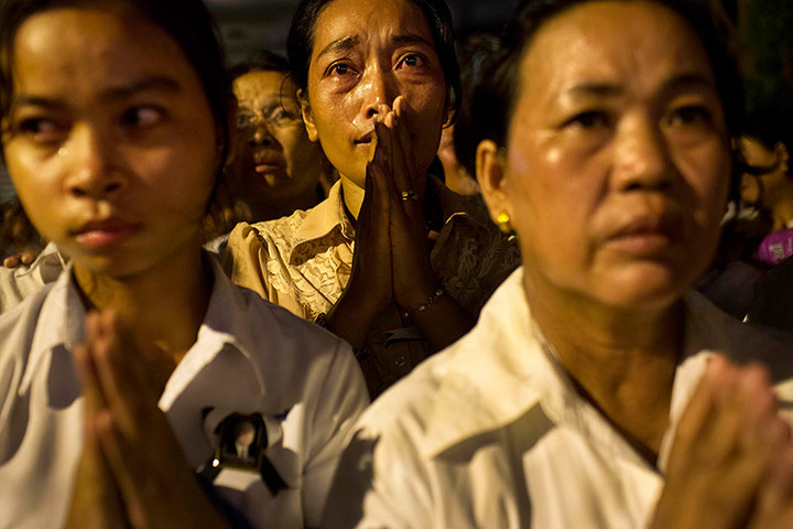 20 Photos: Cambodian mourners cry as the late King Norodom Sihanouk is cremated