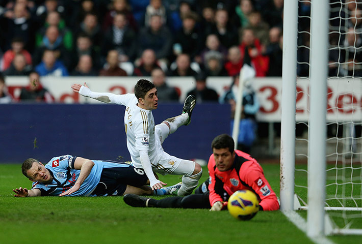 Saturday Prem matches: Pablo Herandez scores