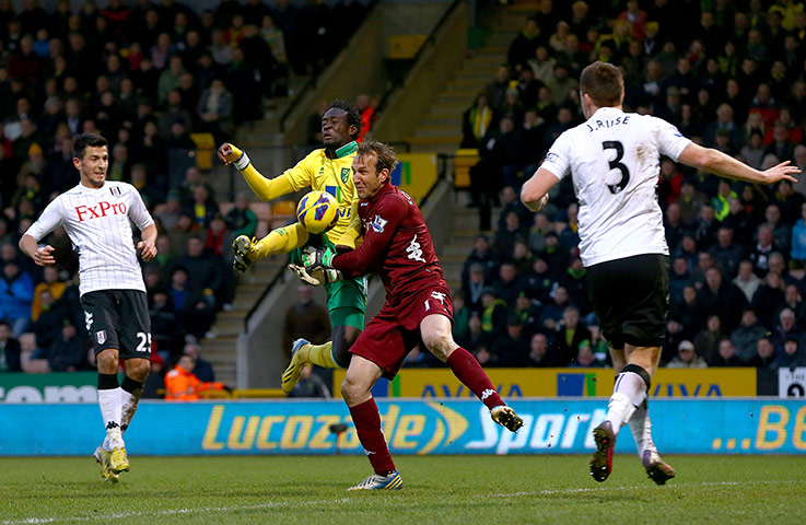 Saturday Prem matches: Kei Kamara of Norwich City collides with Fulham keeper Mark Schwarzer