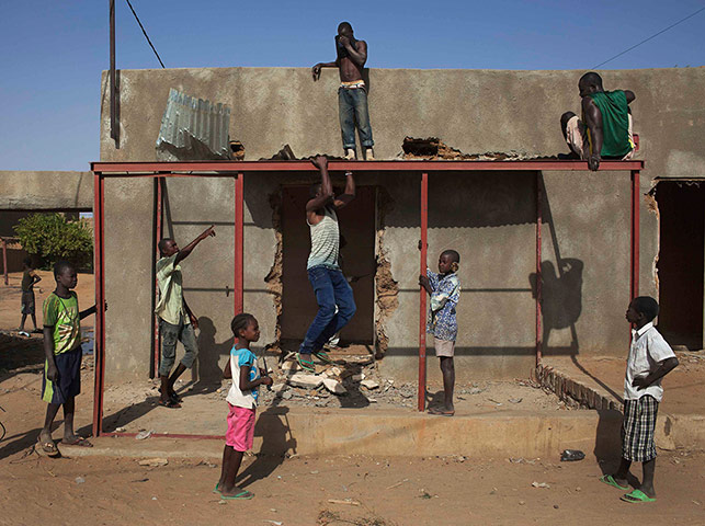 20 Photos: Residents take apart a house used by radical Islamists in Gao