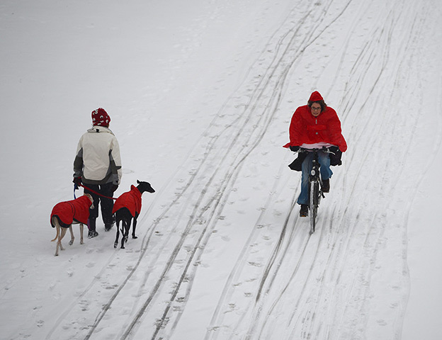 Europe snow: People make their way on a snow-covered road in Frankfurt/Main