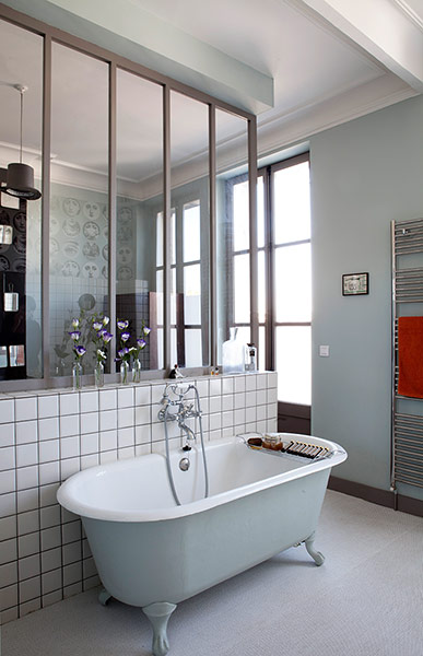 Homes - Fifties Scent: bathroom with mirrored wall and rolltop bath