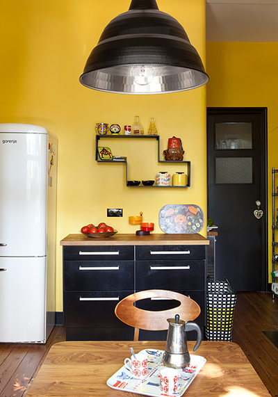 Homes - Fifties Scent: kitchen with yellow walls and black cupboards