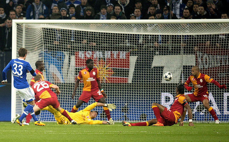 schalke: Schalke's Roman Neustaedter scores 