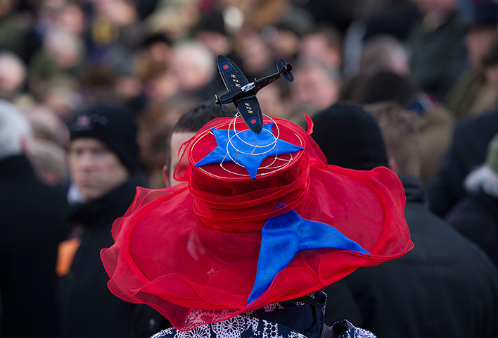Cheltenham day 2: A hat in the colours of Sprinter Sacre