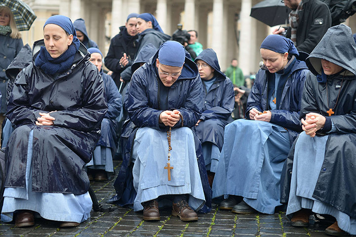 New Pope announced: Nuns pray on St Peter's square
