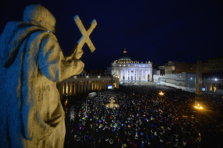 24 hours: Vatican City, Vatican: People gather in St Peter's Square