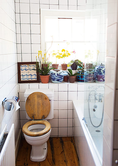The Selby: Plants and Chinese pots in the bathroom