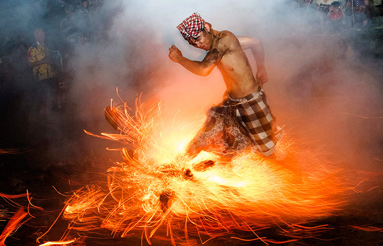 20 Photos: A Balinese man kicks up fire