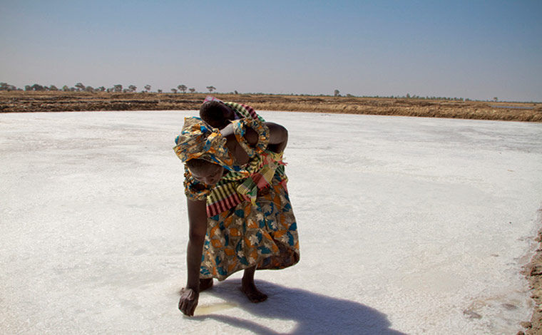 Senegal: salt production on the banks of Lake Retba