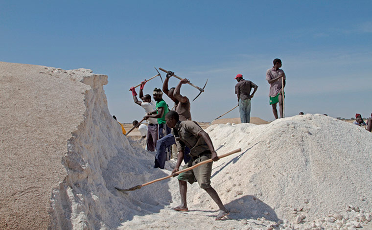 Senegal: salt production on the banks of Lake Retba