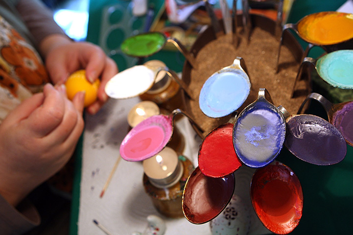 24 hours: Schleife, Germany: s Sorb egg painter decorates an Easter egg