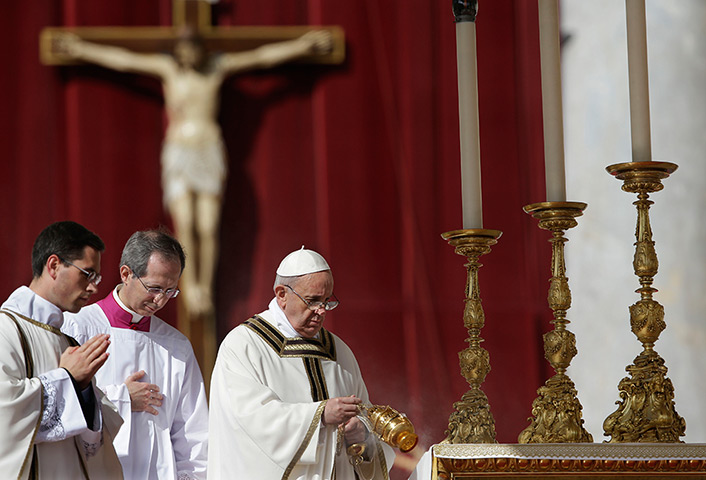 Inaugural Mass: Pope Francis waves incense around the altar 