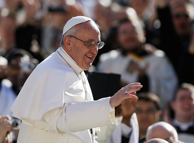 Inaugural Mass: Pope Francis waves to crowds as he arrives