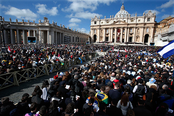 Inaugural Mass: Crowds gather in St Peter's Square