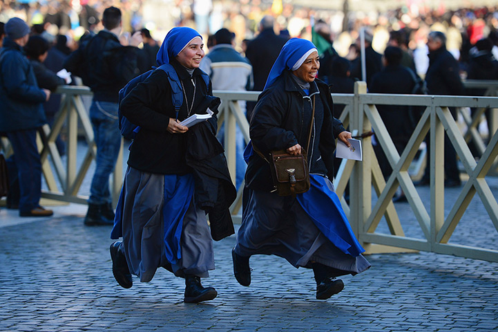 Inaugural Mass: Pilgrims run into St Peter's square