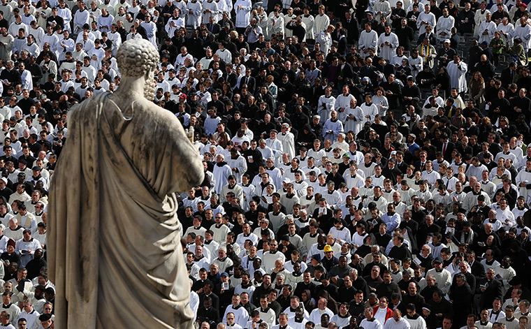 Inaugural Mass: Crowds gather in St Peter's Square 