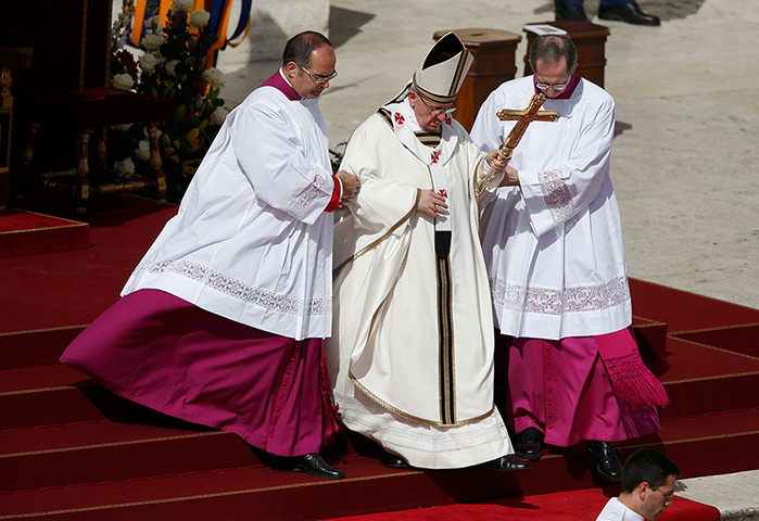 Inaugural Mass: Pope Francis descends the stairs 