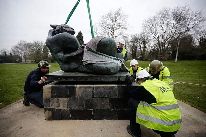 Moore Rodin: Workers unload Henry Moore's Reclining Figure: Bunched