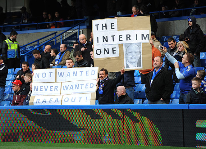 rafa: Chelsea fans anti-rafa banners