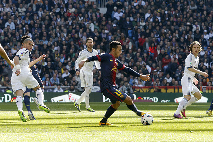 classico: Thiago Alcantara finds himself with a lot of space in midfield 