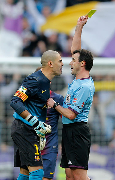 clasico 2: Victor Valdes rants at the referee