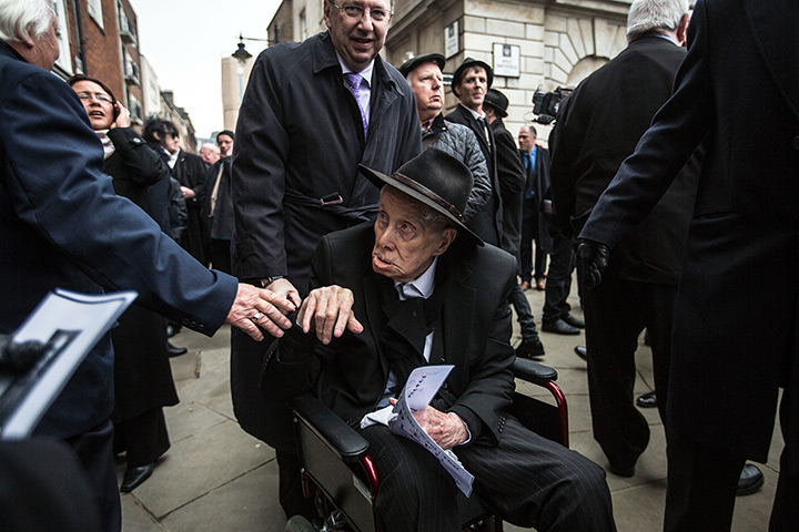 Bruce Reynolds funeral: Great train robber Ronnie Biggs at the funeral