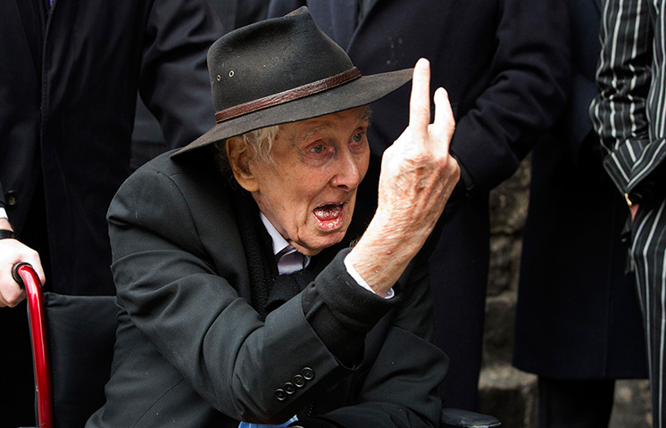 Bruce Reynolds funeral: Ronnie Biggs gestures to photographers 